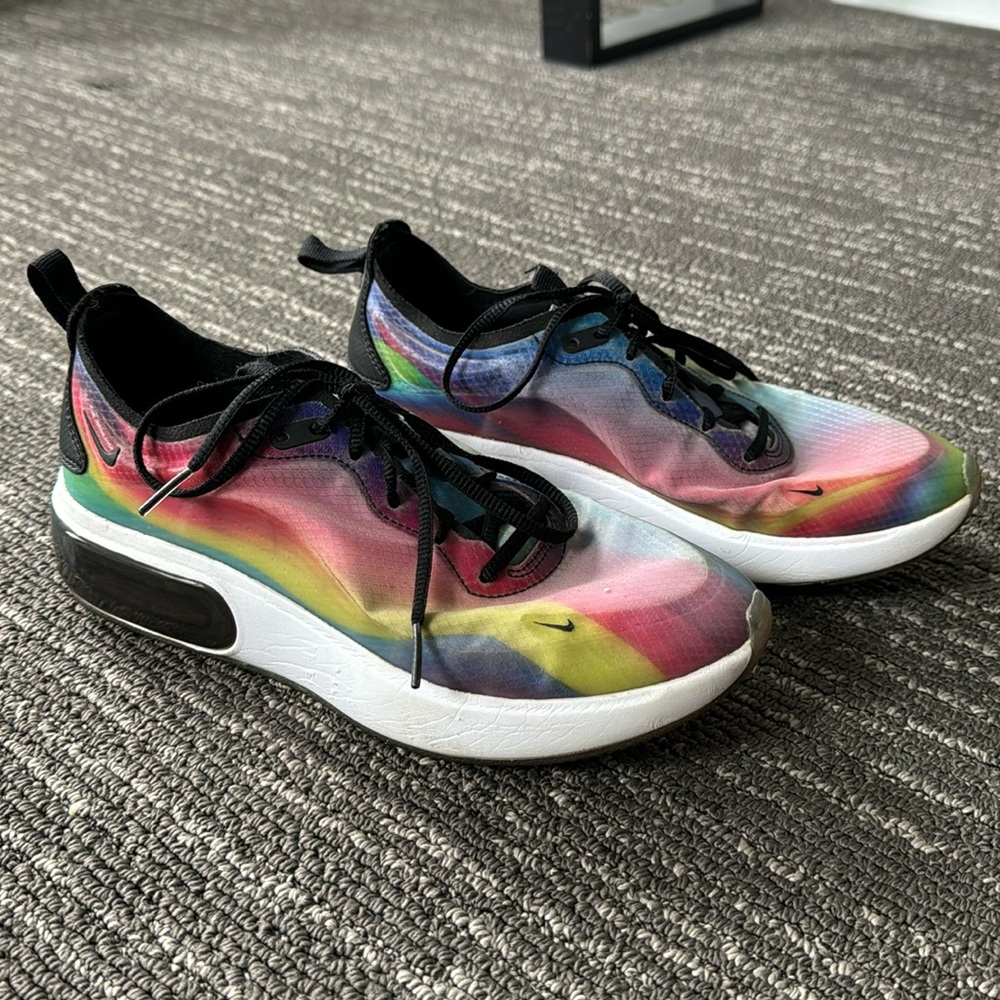 NIKE Women’s Multi Color sneakers